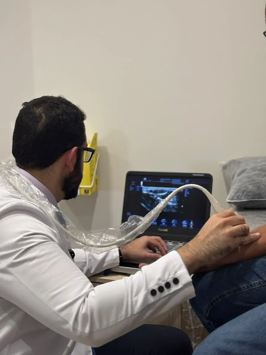 Especialista realizando ultrassom neuromuscular